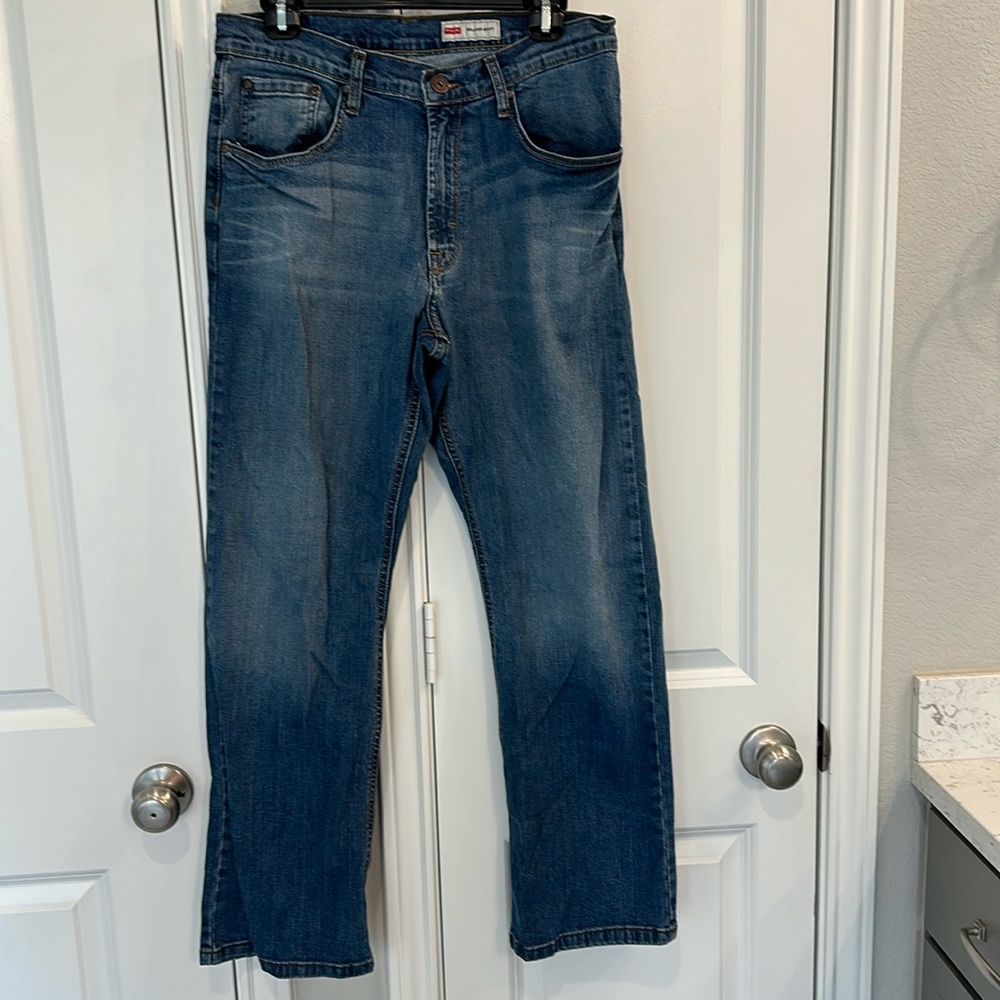 Wrangler relaxed boot fits jeans in size 31x30. Like new.